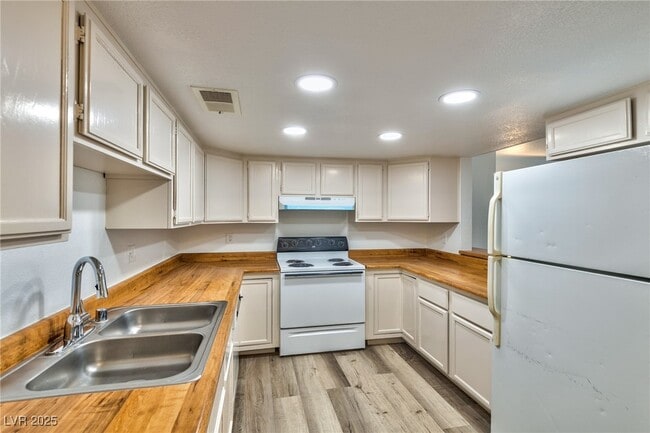 Building Photo - 3790 Shirebrook Dr Unit 98