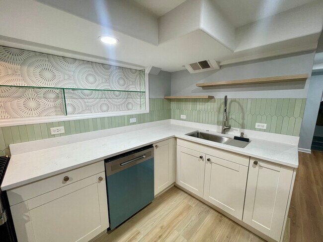 Photo - 2112 N Sawyer Ave Unit I