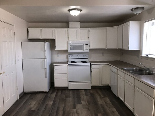 Photo - 3 bedroom 2 bath Duplex For Rent!