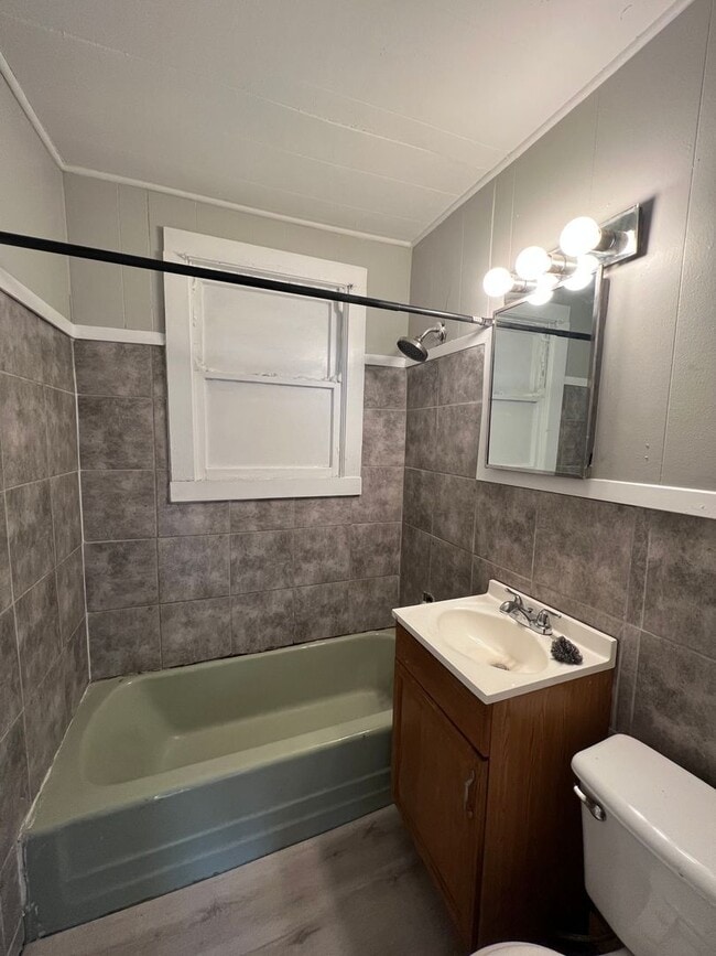 Photo - 335 Henry St