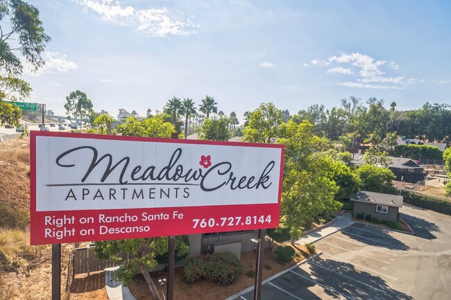 Una vista aérea de nuestro cartel publicitario que lo lleva a su hogar en Meadow Creek Apartments en San Marcos, CA - Meadow Creek Apartments