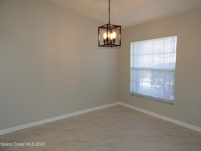 Photo - 740 Montrose St SE