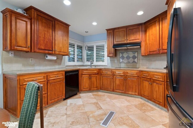 Kitchen. - 2323 Easthills Dr Unit 65