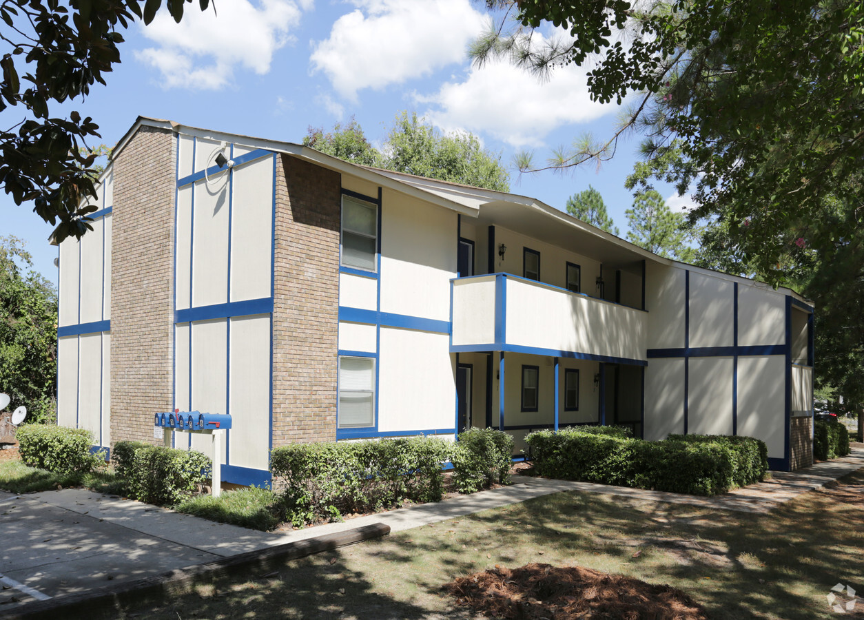 Essex Apartments - Essex Apartments