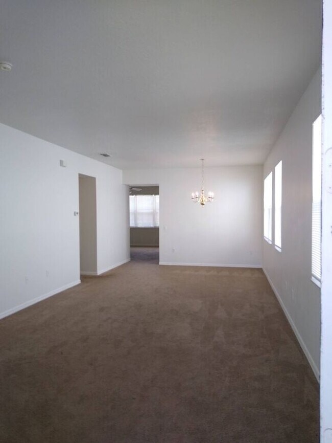 Photo - Somerset Community - Single family pool home in Remington