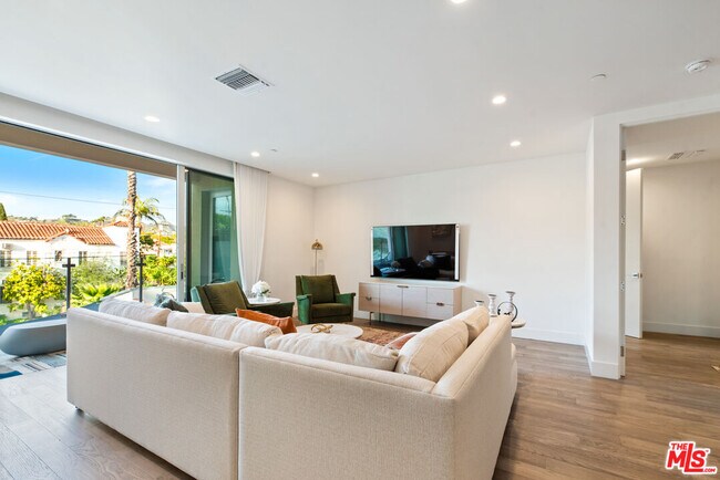 Photo - 728 N Sweetzer Ave Unidad 317
