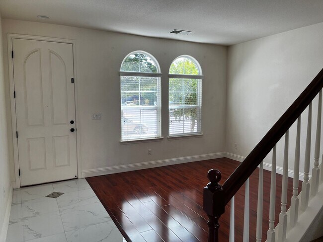Photo - Executive 4 Bedroom, 2.5 Bathroom 2100 Sqf... Casa