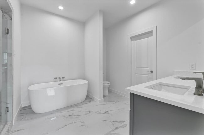 Photo - 207 Edgewood St