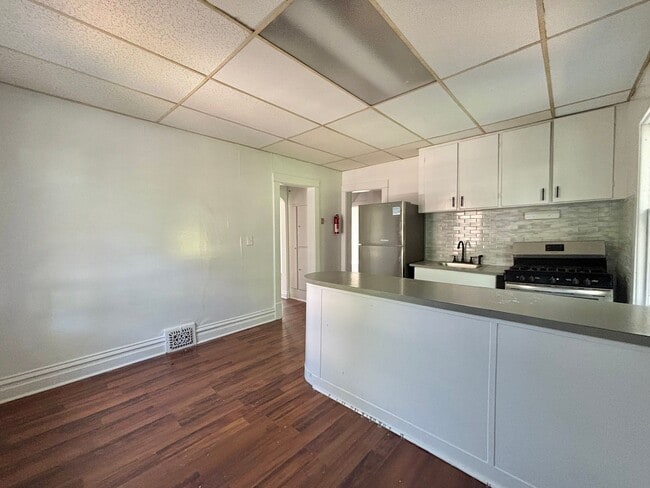 Building Photo - 802-806 Cedar Unit 806