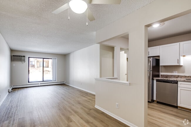 2BR, 2BA - 981SF