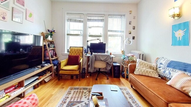 Raised First Floor East Lakeview One Bedro... - Raised First Floor East Lakeview One Bedro... Apartment Unit 3153 1