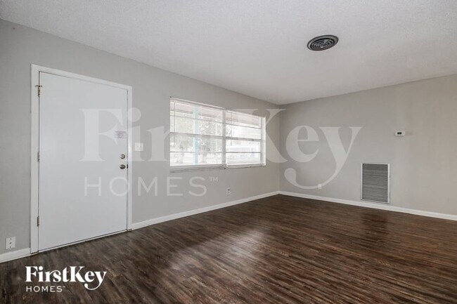 Photo - 130 Davison Ave N