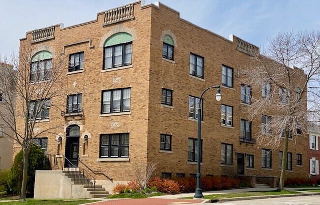 1720 E Newton Apartments