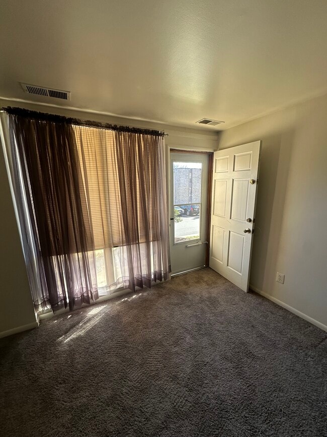 Living Room/ Rear Exit Door - 3307 Huntley Square Dr Unidad T-2
