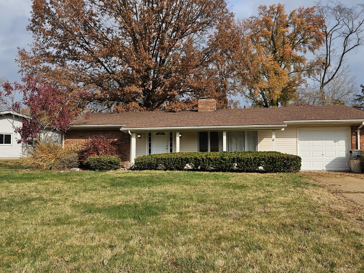 Excelente casa en un vecindario familiar seguro, sala de estar, comedor combinado y estudio separado. - 12579 Merrick Dr