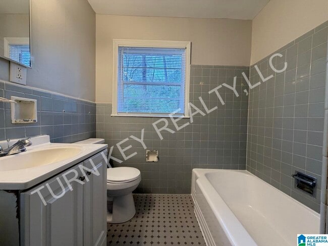 Photo - 908 5 Mile Rd