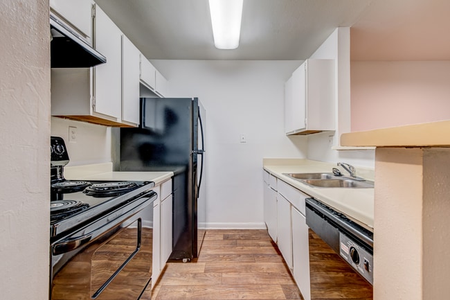 1BR, 1BA - 633SF - Kitchen
