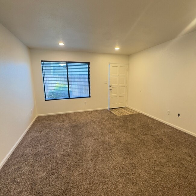 Building Photo - 1009 Nimrod Ct Unit B