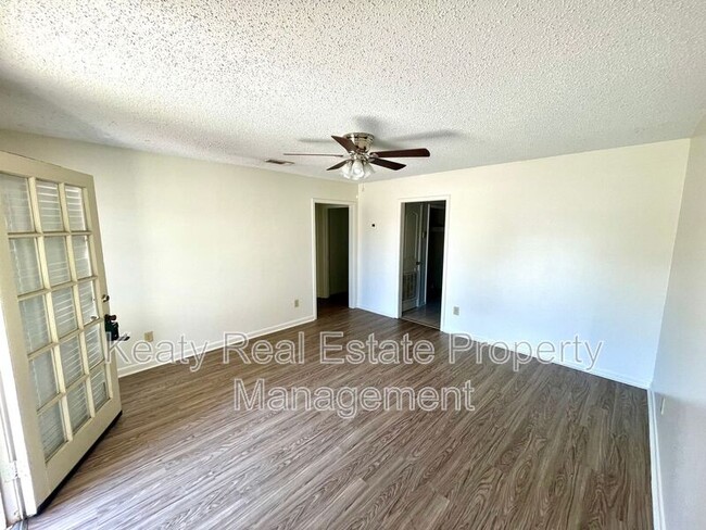 Photo - 102 Country Ln