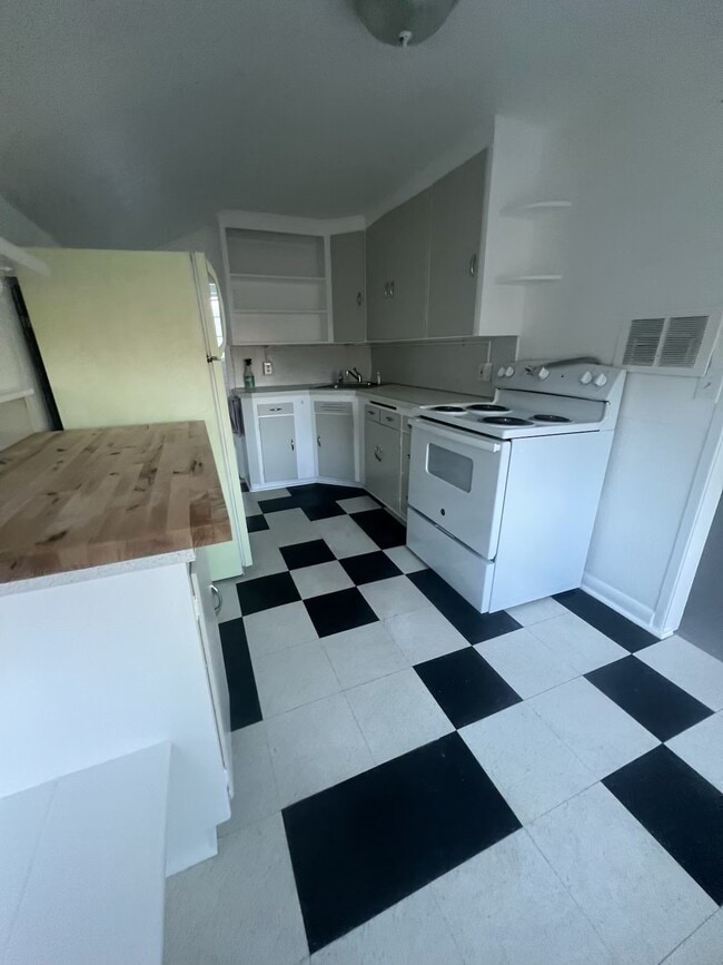 Building Photo - 4721 5th Ave NE Unit 1 Rental