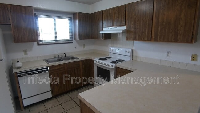 Photo - 4953 Basswood Dr