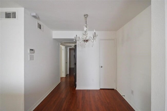 Building Photo - 3900 Woodchase Dr Unit 52 Rental