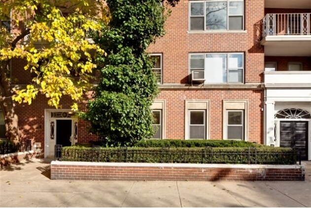 18 Washington Square North Entrance - 2-8 Fifth Ave