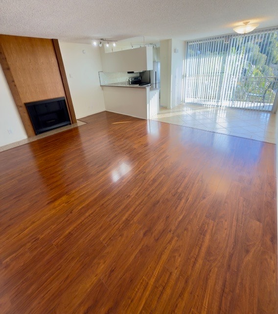 Living area and breakfast nook #37 - 659 S Cloverdale Ave