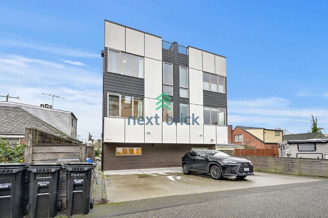 Building Photo - A beautiful 3 bed and 2 bathroom townhouse for rent Unit D