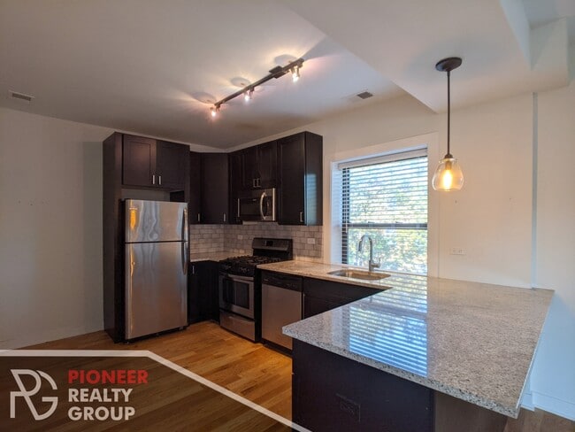 Building Photo - 2205 W Eastwood Ave Unit 2e