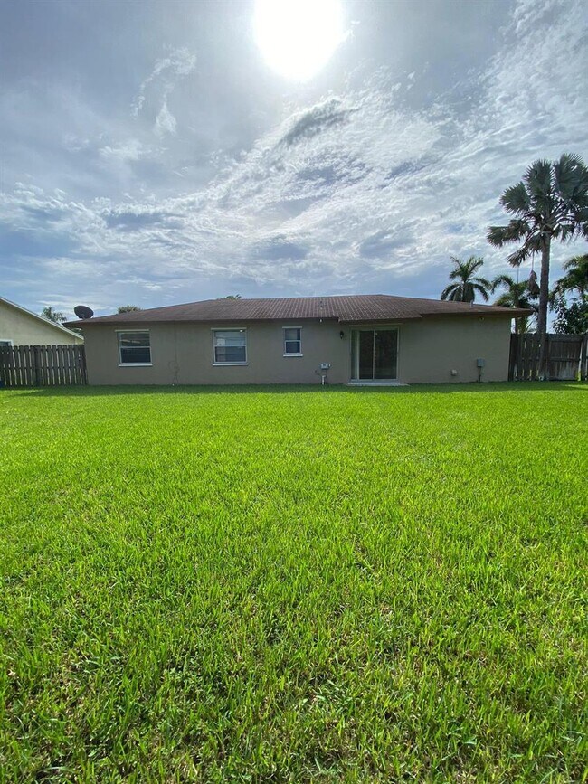 Photo - 836 Hibiscus Dr House