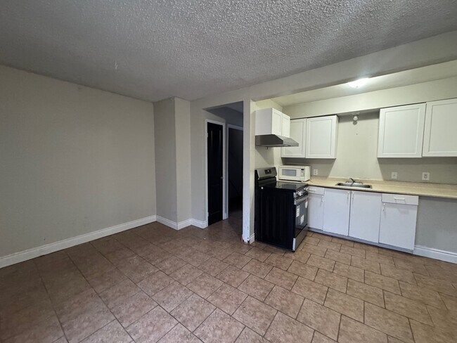 Photo - Renovated 2 Bedroom & 1.5 Bathroom Townhome! Unité 20