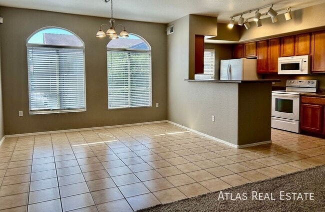 Photo - 2402 E 5th St