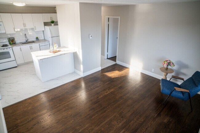 Photo - Elmira Apartments