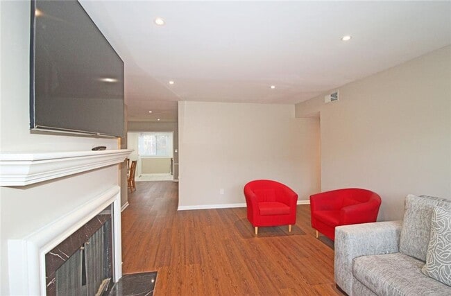 Photo - 38 La Rue Pl NW