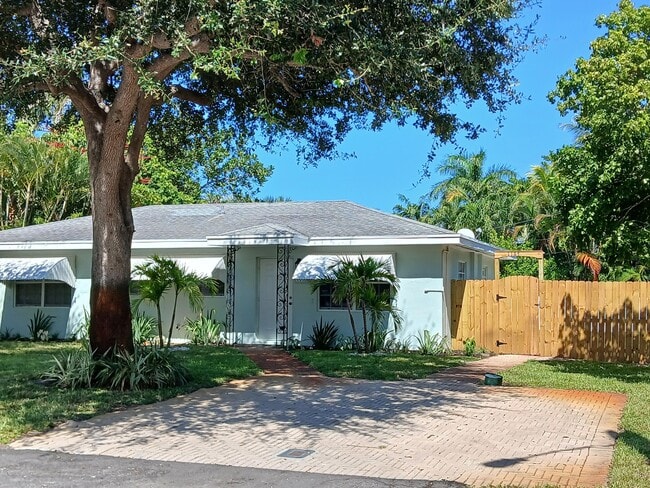 Building Photo - 1137 NE 9th Ave Rental