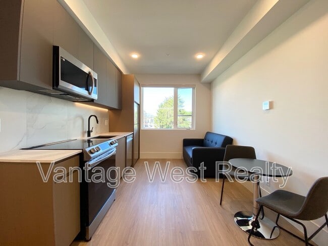 Photo - 720-720 K. L. O. Rd