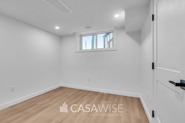 Photo - 15414-15496 96 Ave NW