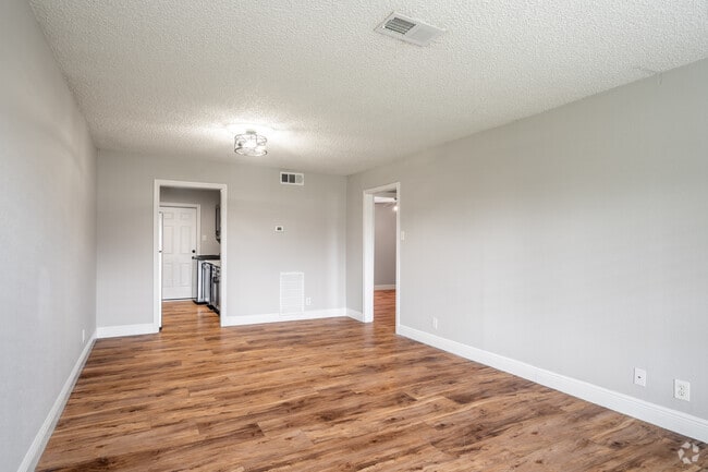 2BR, 1BA - 900SF