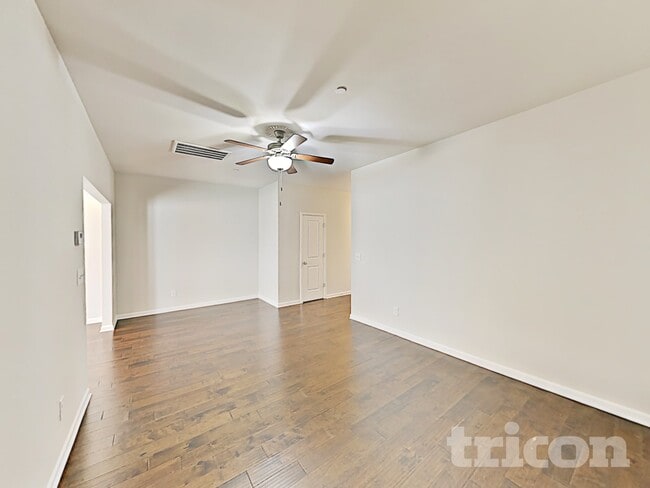 Photo - 305 Woodfern Ct