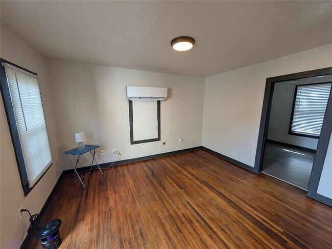 Photo - 220 W Main St