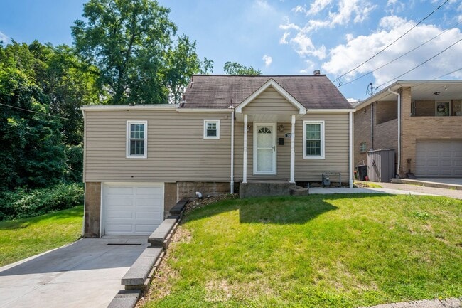 Photo - MOVE IN SPECIAL! SCORE HALF OFF 1ST MONTH'...