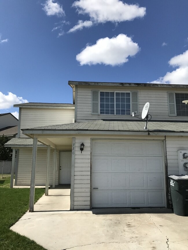 Building Photo - 716 NW Sunburst Ct Rental