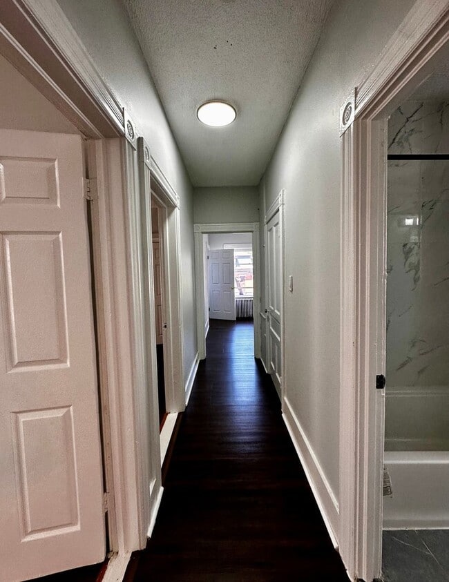 Photo - Spacious 3 bed/1 bath off of Broadway! Unit 3