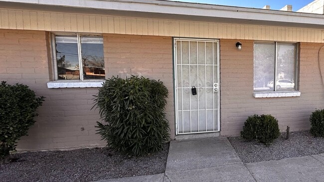 Building Photo - 1400 S Espina St Unit Apartment 1