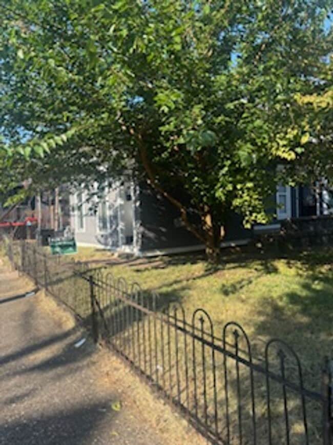 Building Photo - Spacious 3 Bedroom in the heart of Clifton Rental