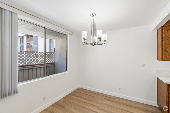 1BR, 1BA - 815SF - Dining Room