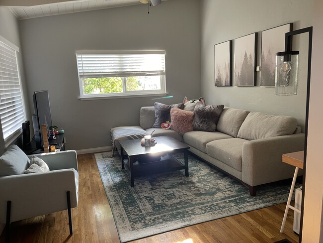 Building Photo - 2540 Robinson Ave Unit C