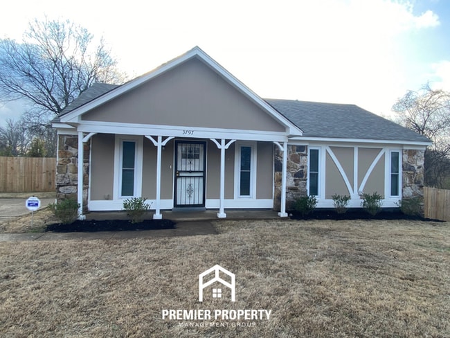 Building Photo - 3 Bedroom Home for Rent in Memphis, TN | Brick Fireplace & Fenced Backyard