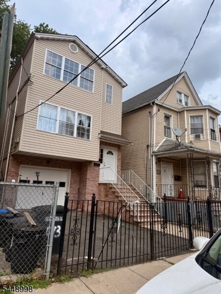 Photo - 1073 Bond St